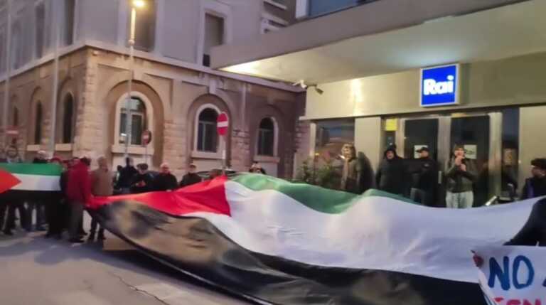 Bari, manifestanti pro Palestina davanti alla sede Rai: «Atteggiamento di censura sul genocidio a Gaza» – VIDEO