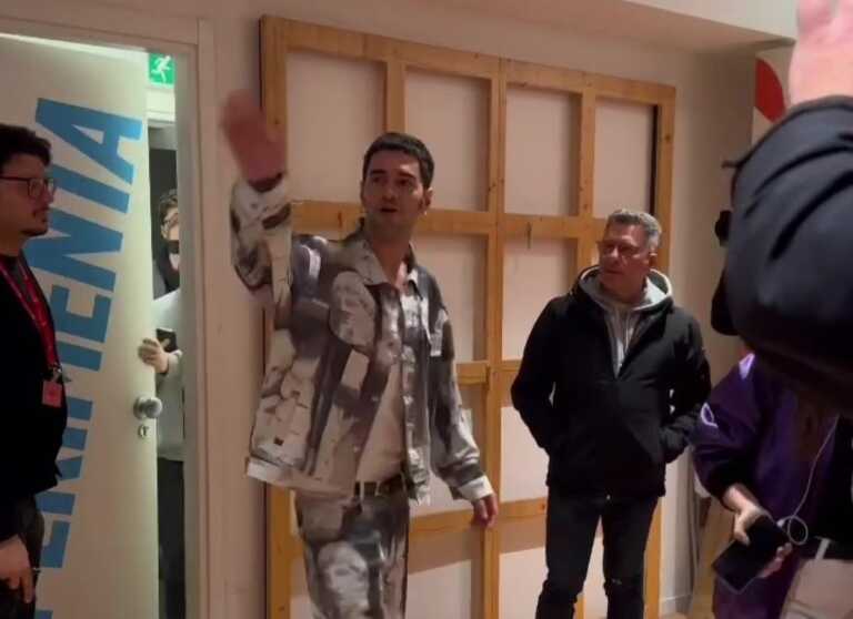 Dopo il Festival di Sanremo, Maninni “torna a casa”: a Bari l’abbraccio con i fan e il firmacopie – VIDEO