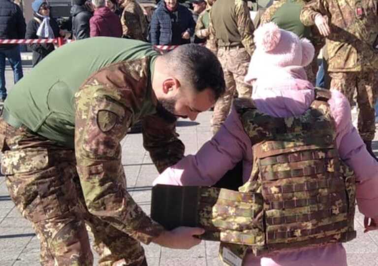Gioia, i bimbi fanno esercizi militari in piazza. Il caso finisce in parlamento, Piccolotti: «Vergogna»