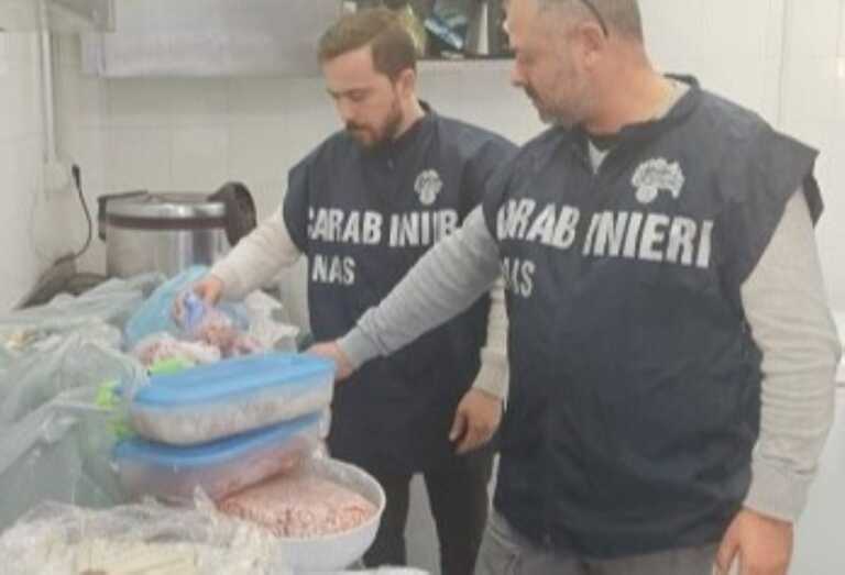 Locali sporchi e cibo non tracciabile: chiusa una kebabberia nel Tarantino, sequestrati 100 chili di alimenti