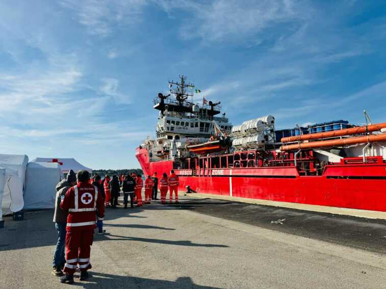 Arrivata a Brindisi la nave Ocean Viking con 261 migranti a bordo: tra loro 68 minori non accompagnati
