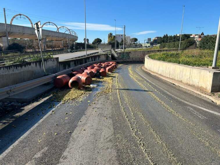 Bari, un camion perde il carico di olive: chiuso il sottopasso che da via Napoli conduce sulla statale 16