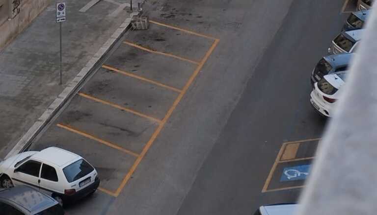 Caos parcheggi tra sosta riservata e posti vuoti: il dramma degli automobilisti a Bari