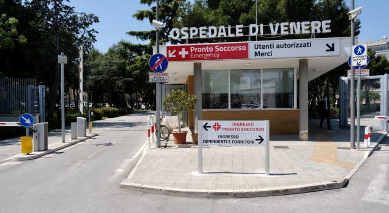 Bari, anziano al pronto soccorso dopo una caduta: «Quattro ore su una sedia a rotelle al “Di Venere”»