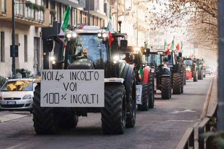 «L’agricoltura sta morendo»: centinaia di agricoltori dalla Puglia a Bruxelles contro le politiche europee