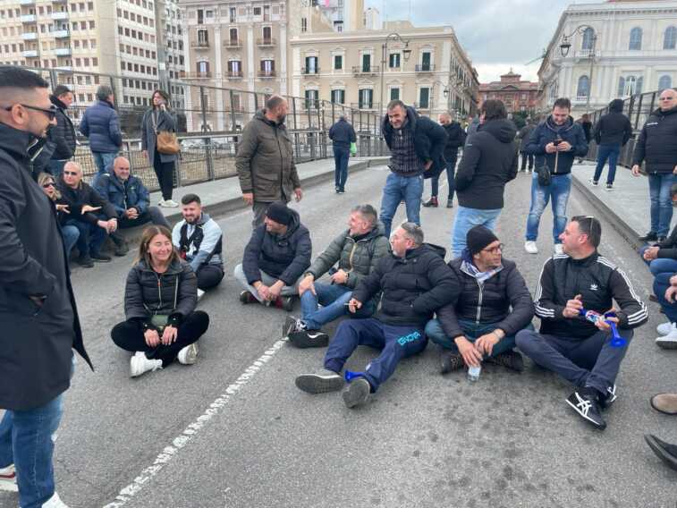 Galleria foto 'Ex Ilva, continua la proteste dell’indotto: gli imprenditori bloccano il ponte girevole di Taranto' - foto 1