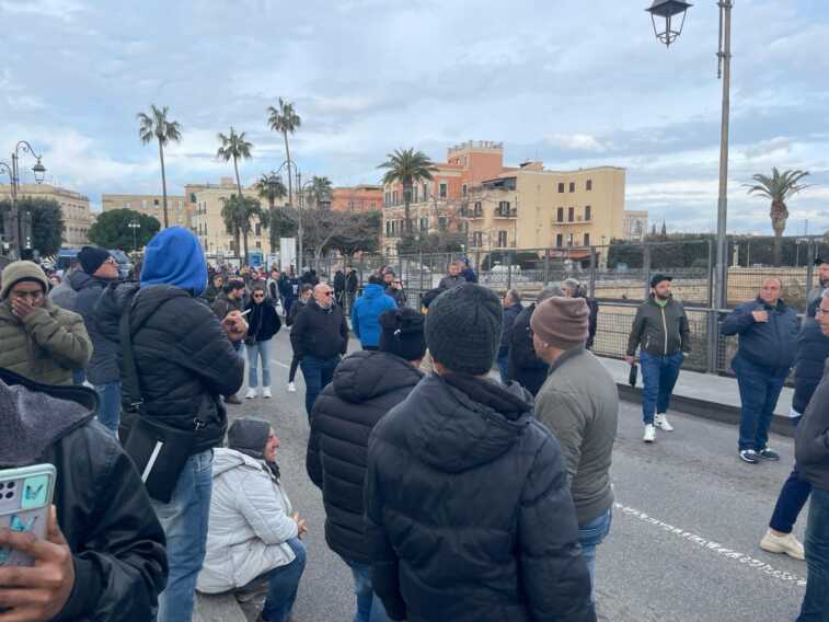 Ex Ilva, continua la proteste dell’indotto: gli imprenditori bloccano il ponte girevole di Taranto