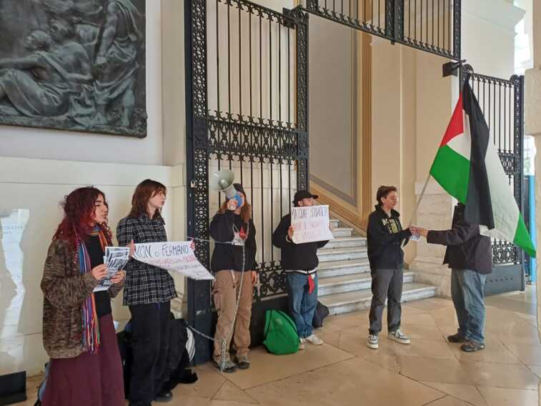 Cariche della polizia al corteo a Pisa, studentessa s’incatena davanti al Rettorato dell’UniBa