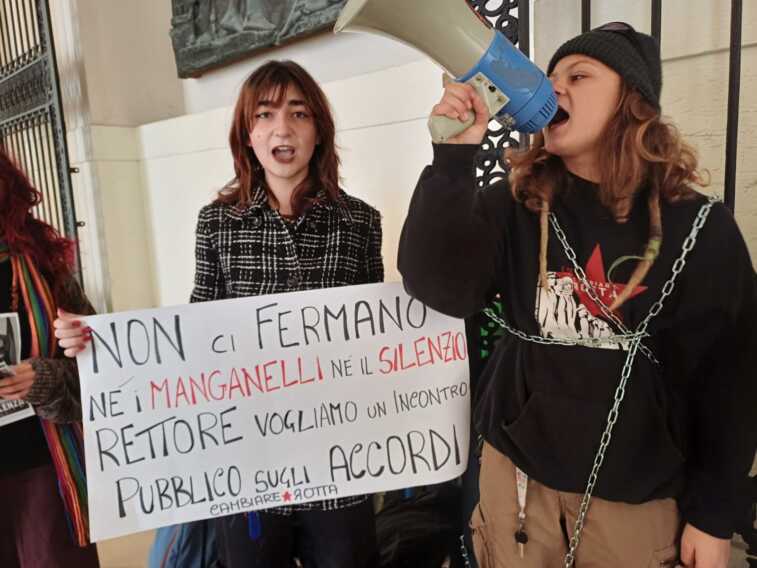 Galleria foto 'Cariche della polizia al corteo a Pisa, studentessa s’incatena davanti al Rettorato dell’UniBa' - foto 1