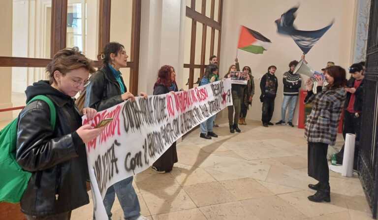«Stop agli accordi tra l’Università di Bari e la Marina»: gli studenti protestano in Ateneo