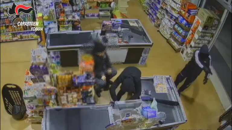 Rapina a mano armata in un supermercato a Cerignola: 28enne arrestato dopo un inseguimento – VIDEO