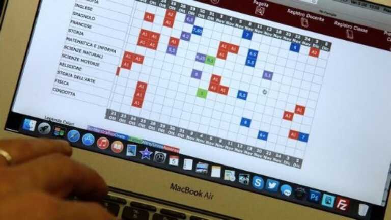 Taranto, tre studenti “terribili” modificano i voti sul registro elettronico: denunciati