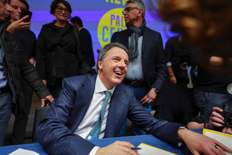 Matteo Renzi in Puglia per presentare “Palla al centro”: «Le politiche per il Sud? Trovate da influencer»