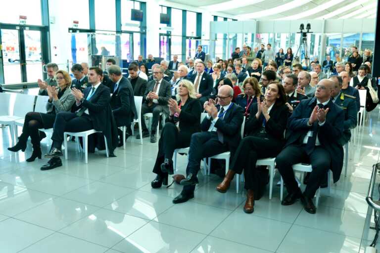 Galleria foto 'Brindisi, una nuova pista all’aeroporto del Salento e più integrazione con il porto: «Opportunità di sviluppo» – VIDEO' - foto 7