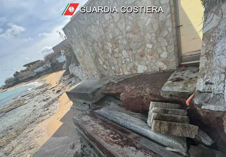 Monopoli, scarico abusivo dalla casa al mare alla spiaggia di Capitolo: scatta la maxi multa