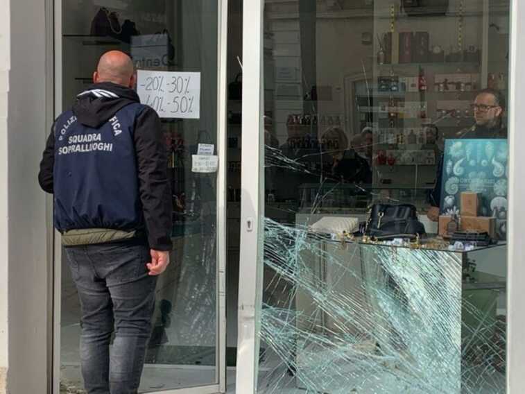 Tentano una spaccata in una profumeria a Brindisi: il sistema di allarme mette in fuga i ladri
