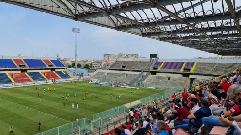 Taranto, scoppia la grana stadio: i rossoblù “sfrattati” per due anni per i lavori allo Iacovone