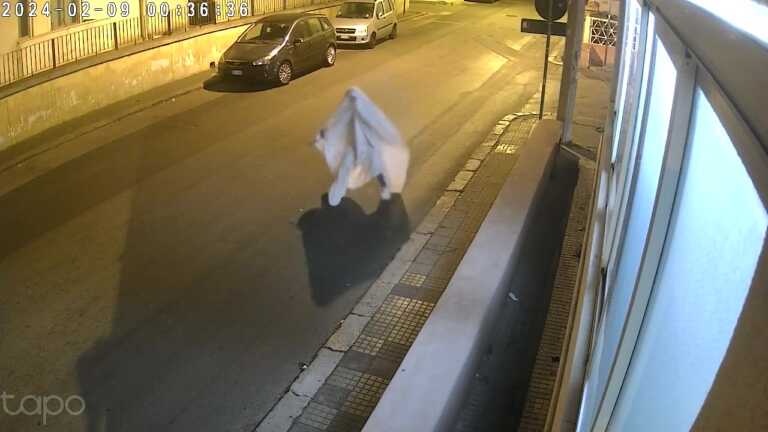 Gallipoli, viola per 8 volte il divieto di avvicinamento: lo stalker “fantasma” finisce ai domiciliari