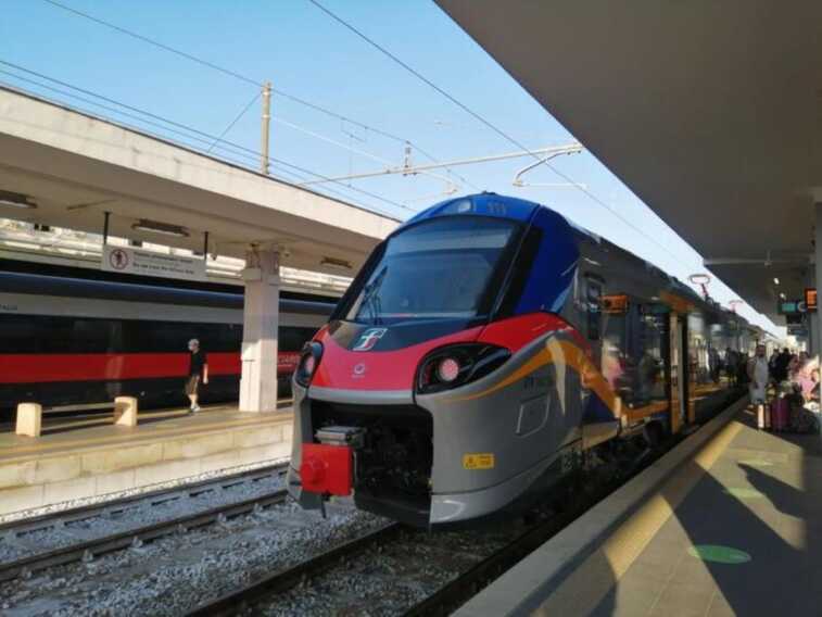 Migranti sui binari, treni rallentati sulla tratta Foggia-Bari. Monta la protesta: «Da mesi continui disservizi»