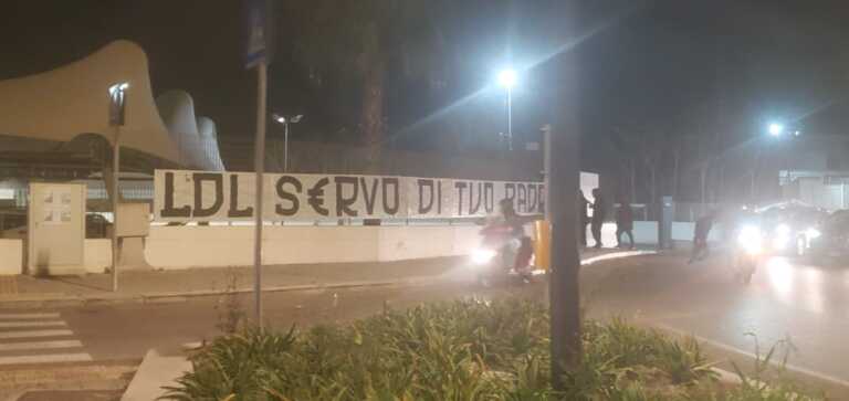 Bari, i tifosi insistono: in città compaiono striscioni contro i De Laurentiis – VIDEO