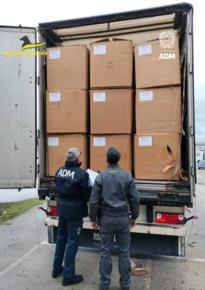 Galleria foto 'Fermato al porto di Bari, trasportava oltre 16 tonnellate di tabacco di contrabbando: una denuncia' - foto 5