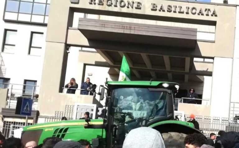 La protesta degli agricoltori a Potenza: i trattori sotto la sede della Regione Basilicata – VIDEO