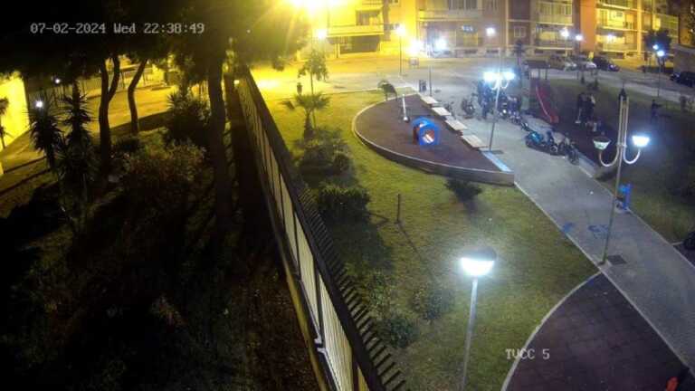 Barletta, vandali devastano l’area giochi di via Vanvitelli. Il sindaco denuncia: «Vengano a scusarsi»