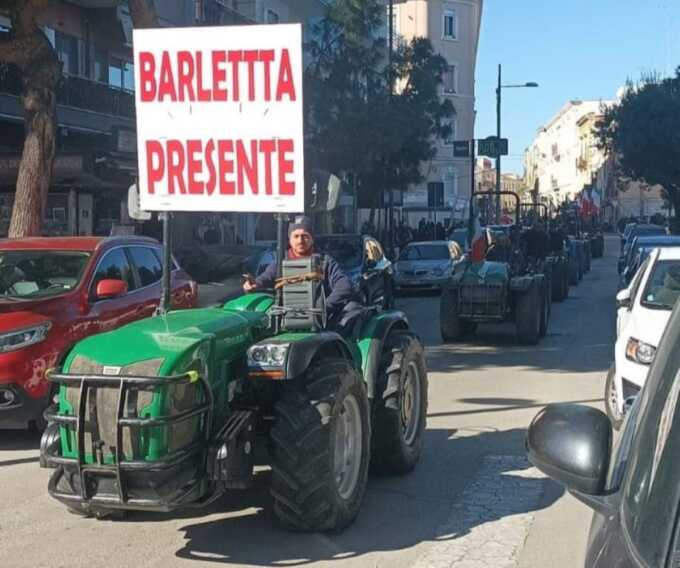 Il corteo dei trattori a Barletta, circa 200 per le vie della città: «È venuta a mancare l’agricoltura»