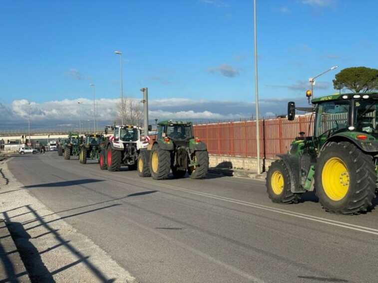 Trattori in marcia dalla provincia di Foggia verso il Molise: «Saremo centinaia. Non ci fermeremo» – VIDEO