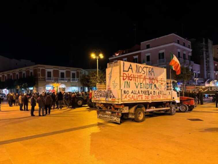 Notte in piazza a Barletta per gli agricoltori. Poi i trattori in marcia verso Bari: «Incontreremo Emiliano»