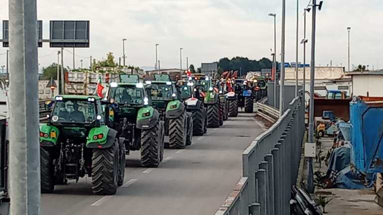 Gli agricoltori sfilano per le strade di Cerignola: con i trattori percorrono alcuni chilometri sulla Ss 16