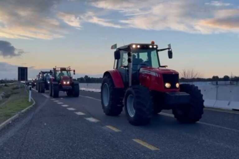 Agricoltori da Brindisi a Bari con 70 trattori. Una delegazione in Regione: «Le istituzioni ci ignorano»