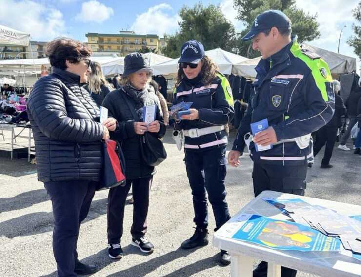 “Mamma, ho rotto il cellulare”: aumentano le truffe agli anziani. A Lecce la Polizia locale in campo