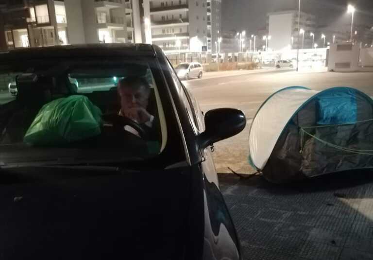Tutolo in tenda davanti al Consiglio regionale della Puglia: «Equa distribuzione dei fondi per la sanità»
