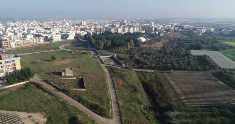 Galleria foto 'No alla colata di cemento sulle campagne: una fiaccolata contro la variante alla SS 16 nel Barese' - foto 1