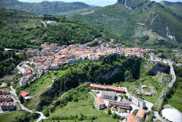 Promesse di denaro per realizzare addobbi natalizi senza gara: sequestro da 10mila euro nel Potentino