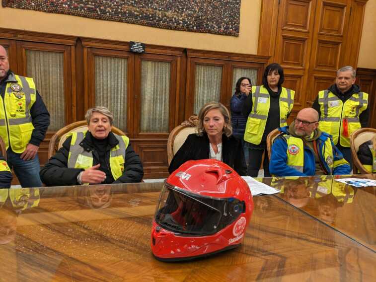 Caschi rossi contro la violenza sulle donne: tappa a Bari per la staffetta di Angeli in moto