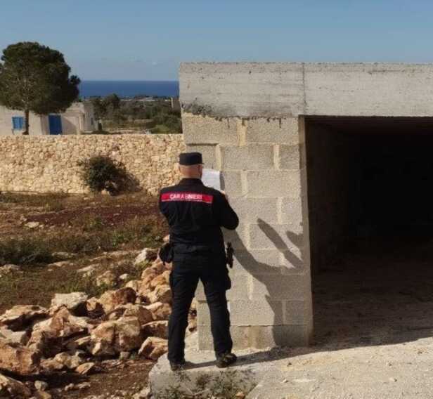 Galleria foto 'Realizza un deposito abusivo in un’area protetta a Racale: denunciato un uomo' - foto 1