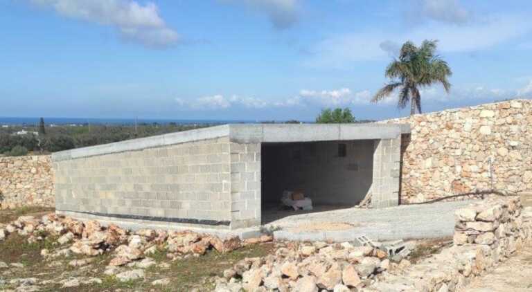 Realizza un deposito abusivo in un’area protetta a Racale: denunciato un uomo
