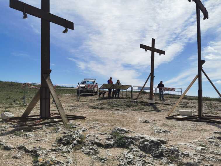 Una piccola Gerusalemme a Matera. Tre croci sul Belvedere riproducono il Golgota per Pasqua