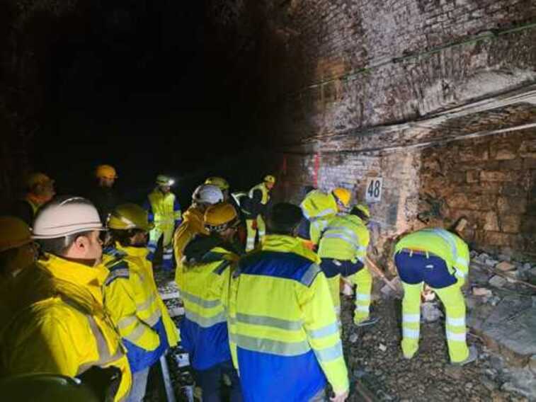 Galleria foto 'Frana sulla linea ferroviaria Foggia-Benevento: via ai lavori di ripristino' - foto 5