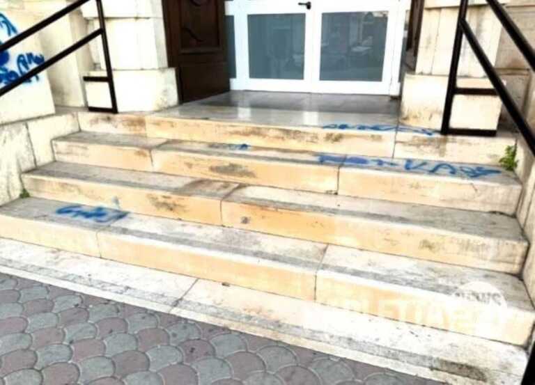 Galleria foto 'Vandali in azione a Barletta, Cannito denuncia: «Non c’è rispetto per la città»' - foto 1