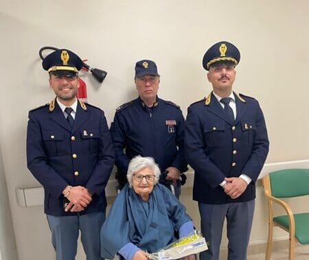Foggia, anziana signora ringrazia i poliziotti “suoi angeli custodi”