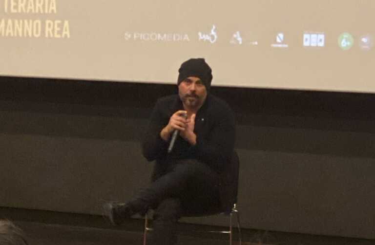 D’Amore presenta Caracas a Bari. Dal pubblico un ospite irrita il regista: «Non ho capito la trama» – VIDEO
