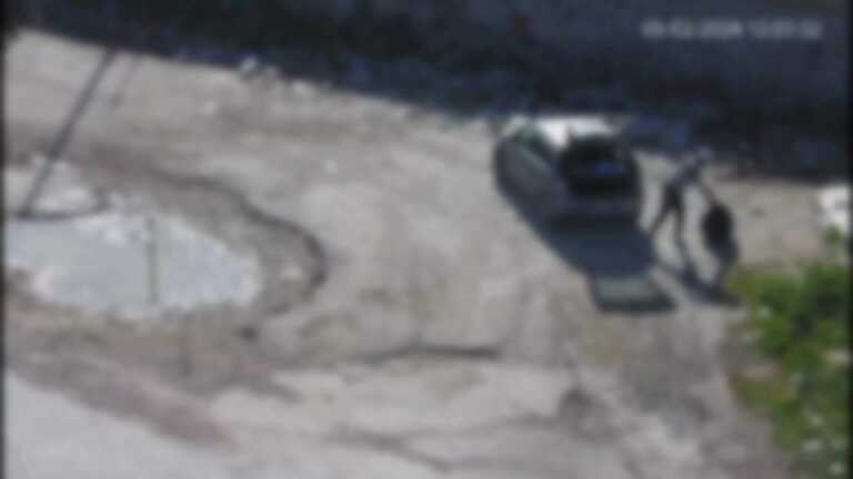 Lancia dall’auto tredici buste di rifiuti: incastrato dalle fototrappole a Cerignola – VIDEO