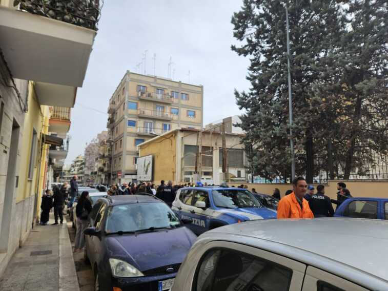 Allarme bomba ad Andria: evacuata una scuola. La sindaca: «Le forze dell’ordine faranno chiarezza» – VIDEO
