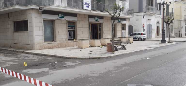 Assalto al bancomat a Trinitapoli: fanno esplodere lo sportello e fuggono col bottino