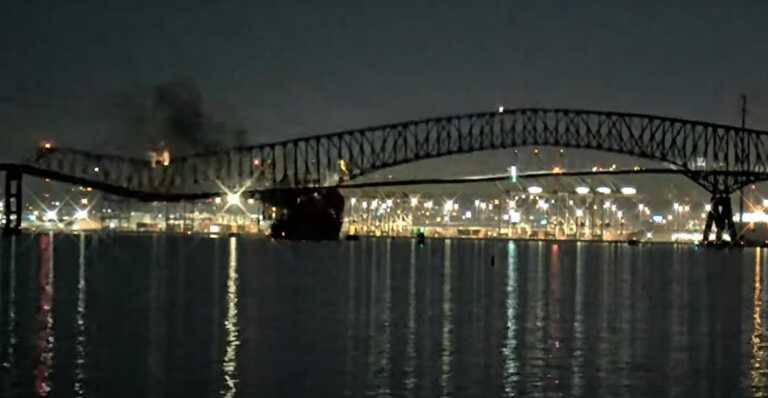 Baltimora, urtato da una nave crolla in 20 secondi il Francis Scott Bridge: un morto e sei dispersi – VIDEO