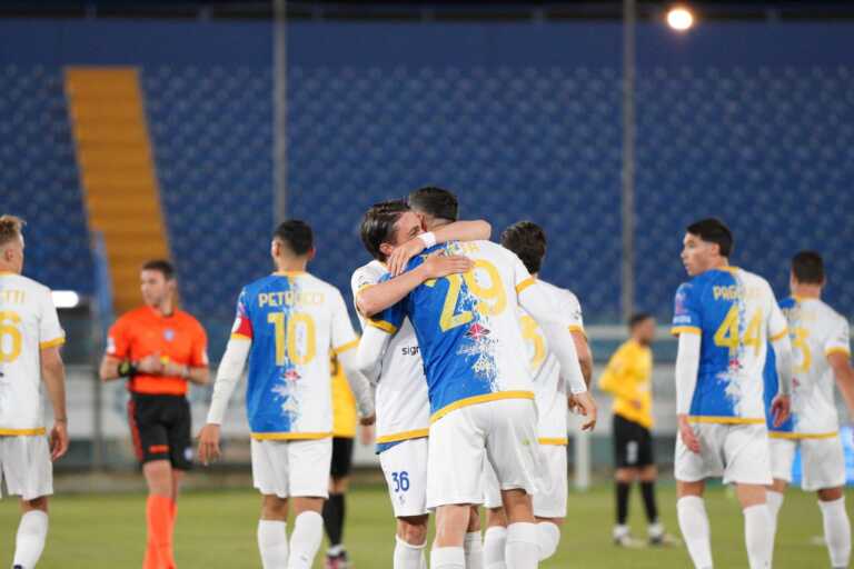 Il Brindisi fa suo il derby con la Virtus. Rimanda la serie D e salva l’orgoglio