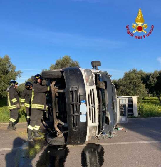 Galleria foto 'Camion si ribalta e perde il carico di bombole d’ossigeno sulla provinciale nel Brindisino: strada chiusa' - foto 2